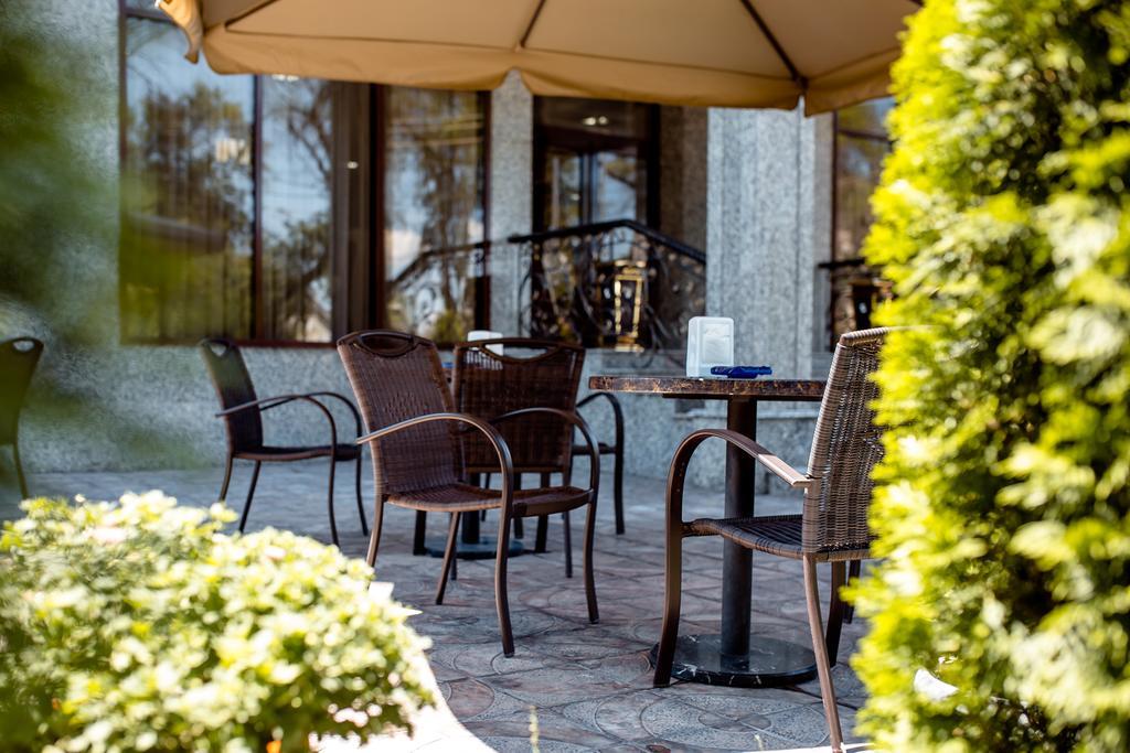 Discovery Hotel Biskek Kültér fotó