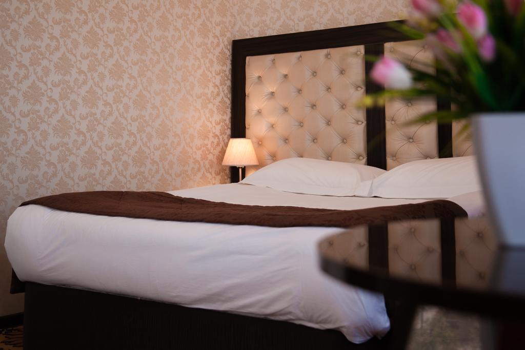 Discovery Hotel Biskek Kültér fotó