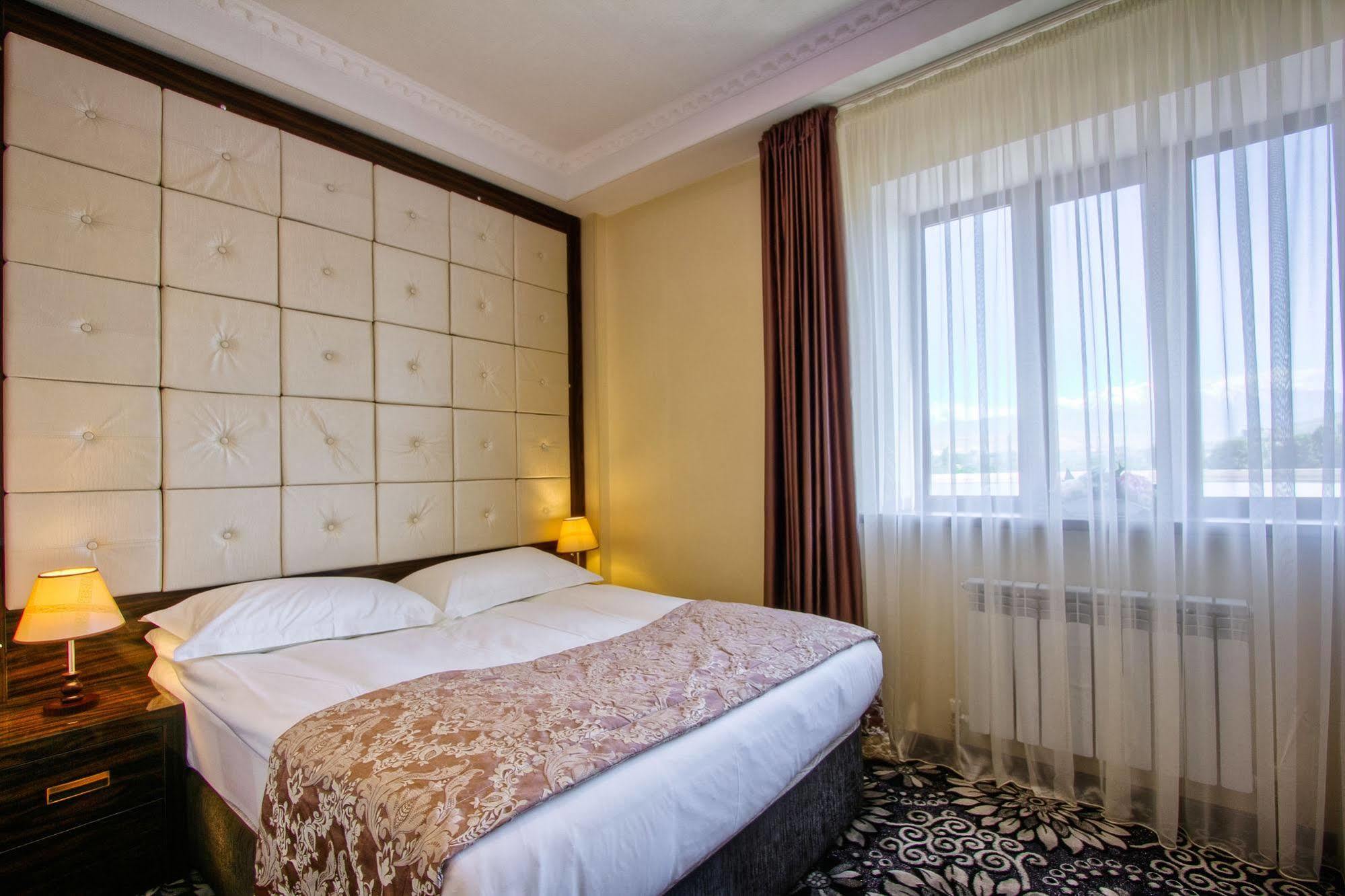 Discovery Hotel Biskek Kültér fotó
