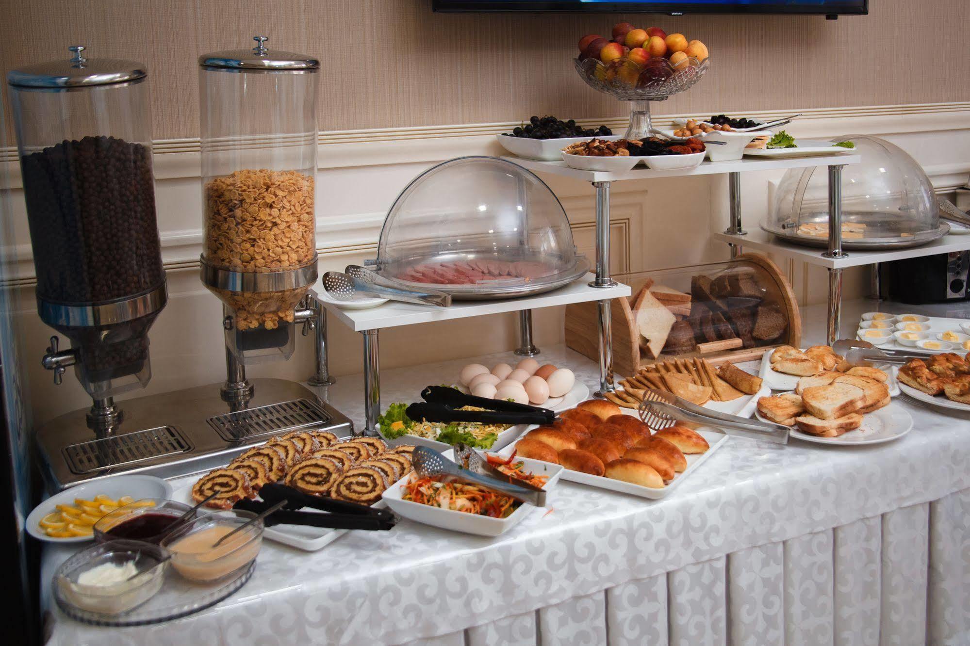 Discovery Hotel Biskek Kültér fotó