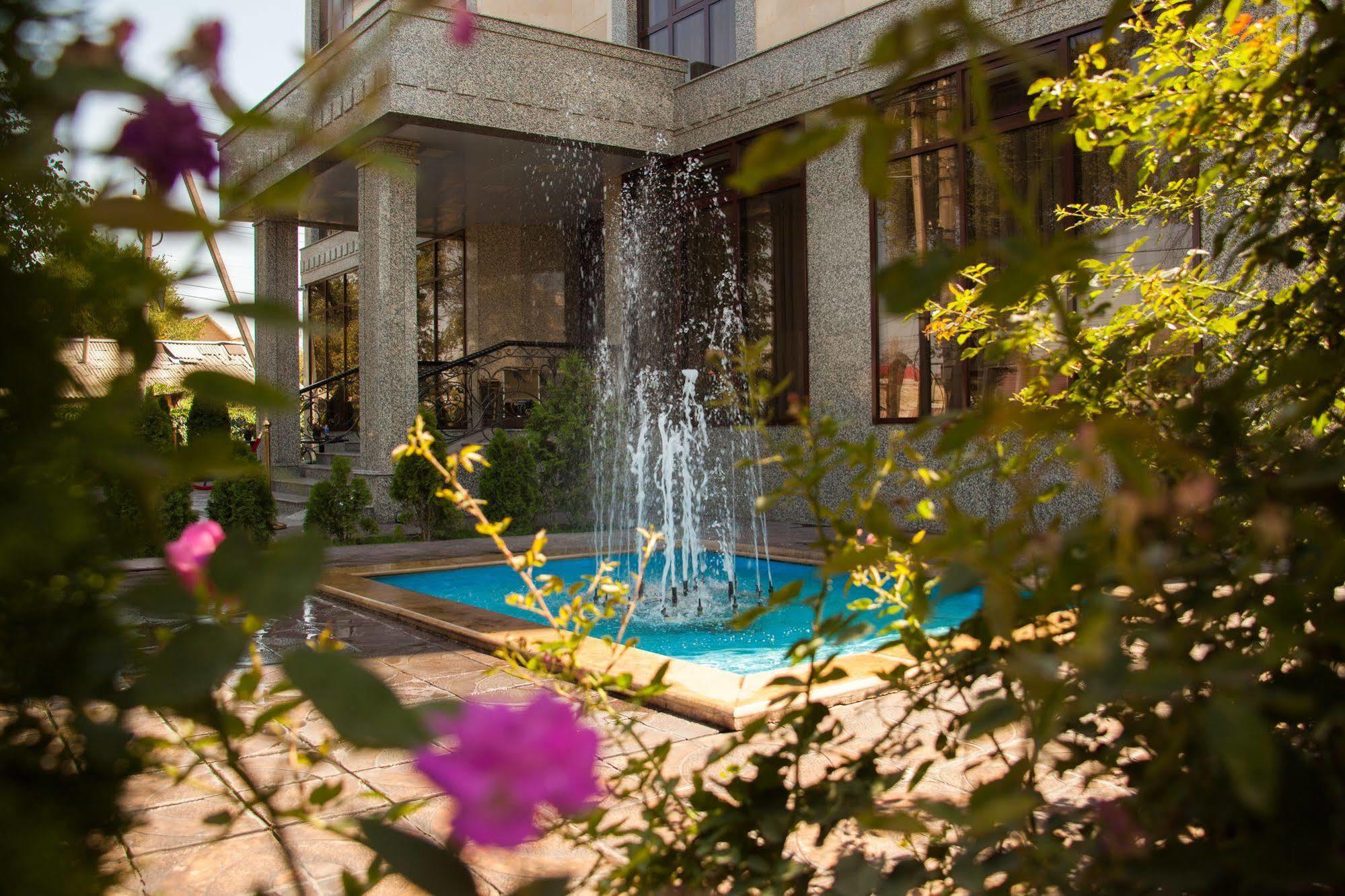 Discovery Hotel Biskek Kültér fotó