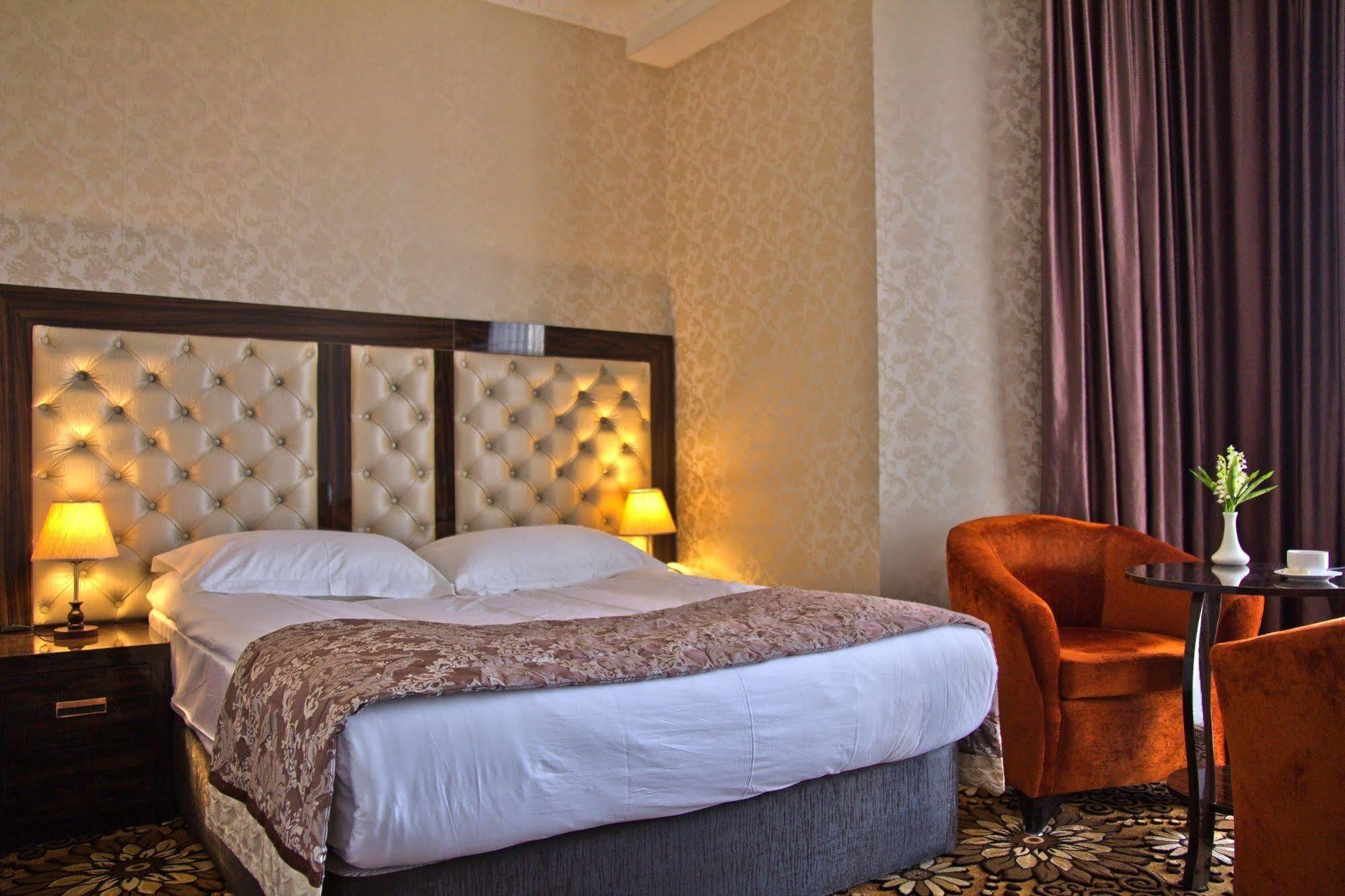 Discovery Hotel Biskek Kültér fotó