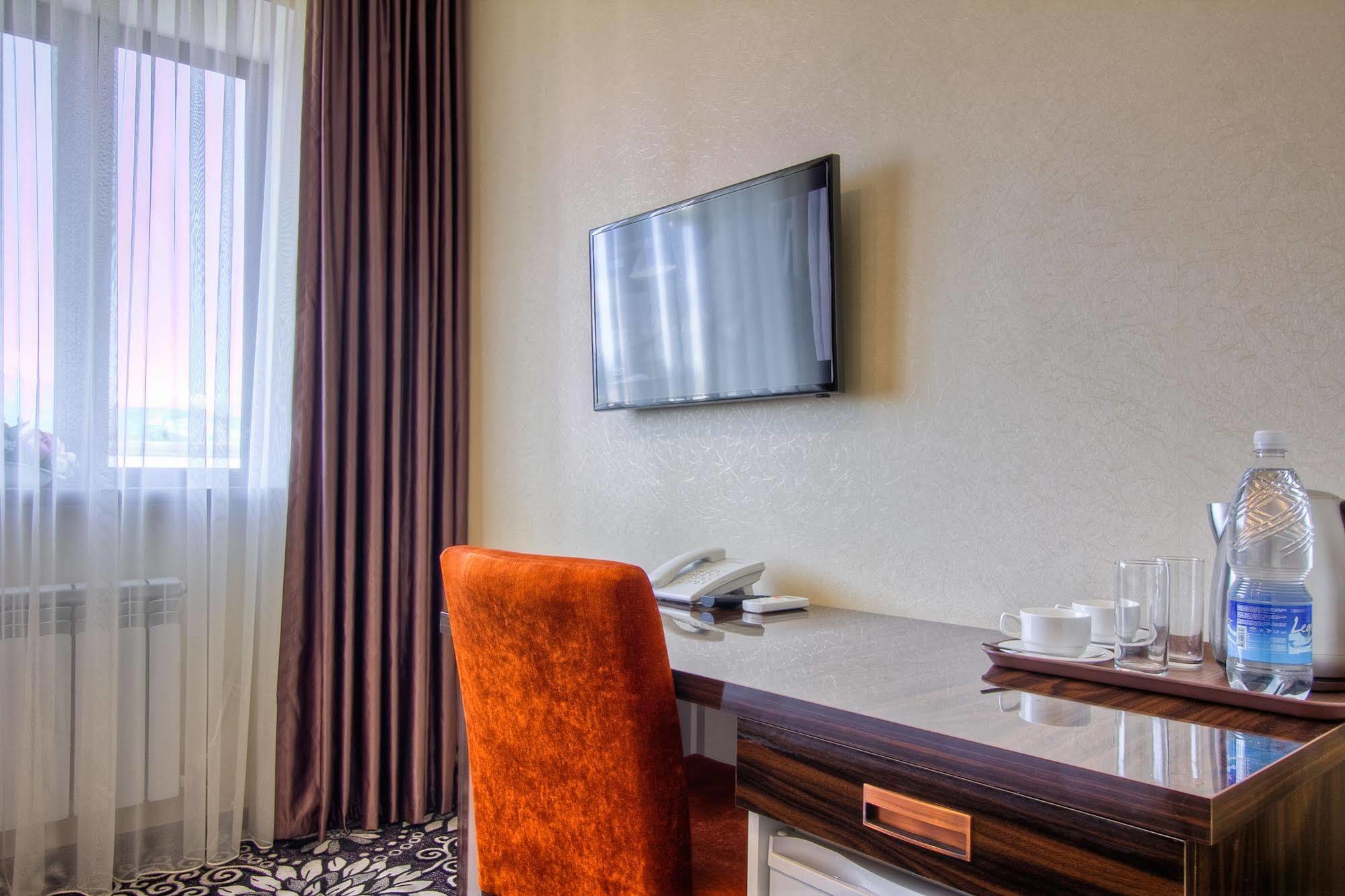 Discovery Hotel Biskek Kültér fotó