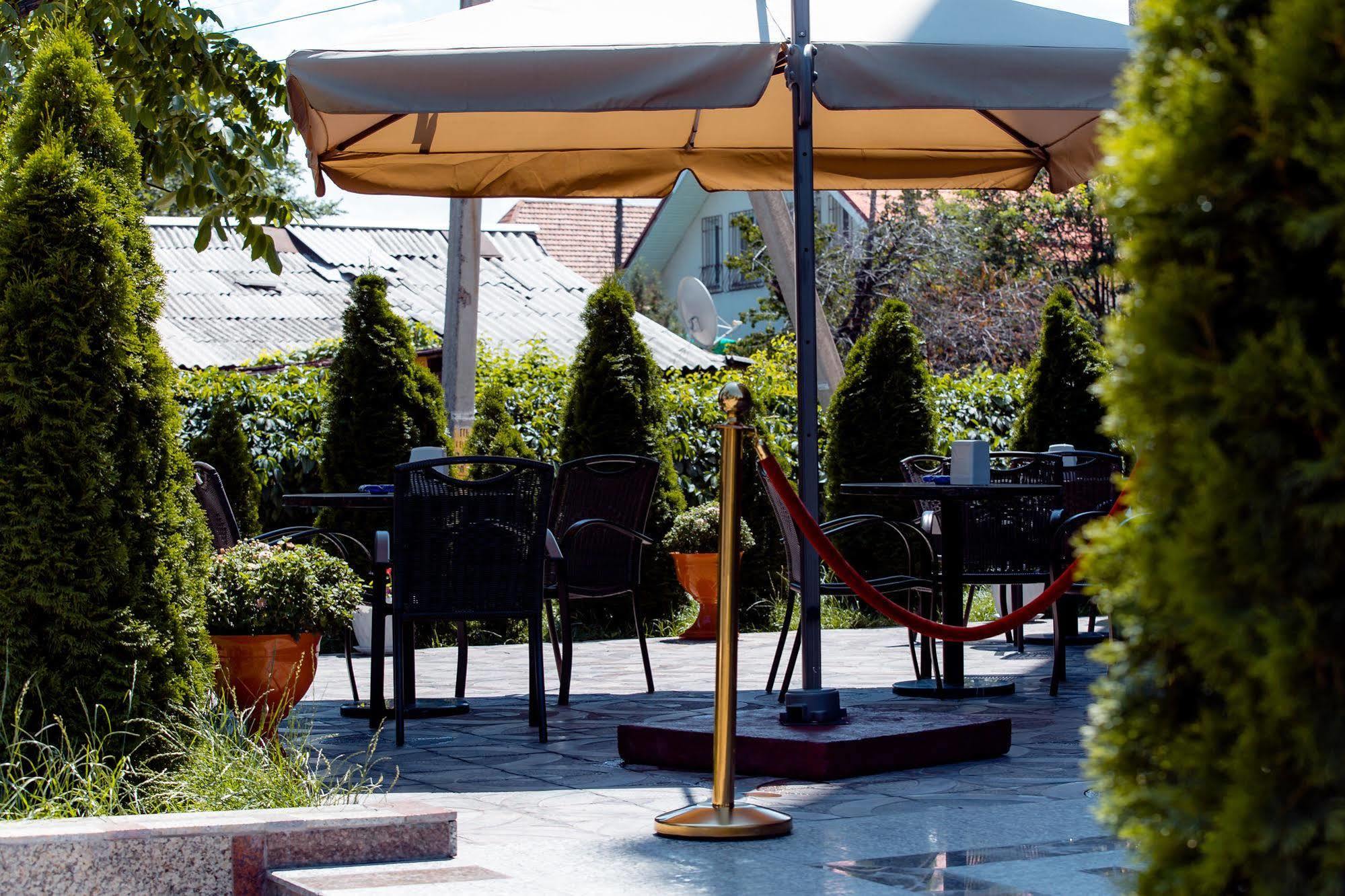 Discovery Hotel Biskek Kültér fotó