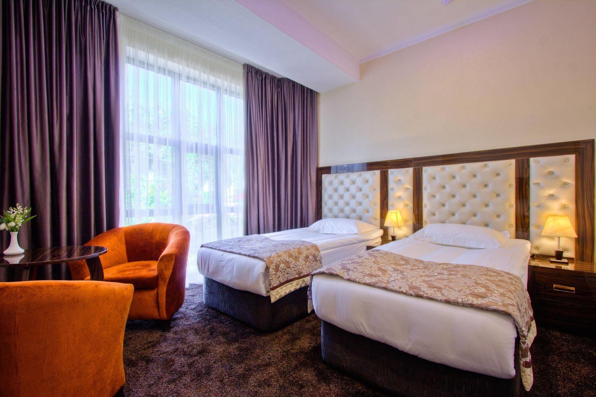 Discovery Hotel Biskek Kültér fotó