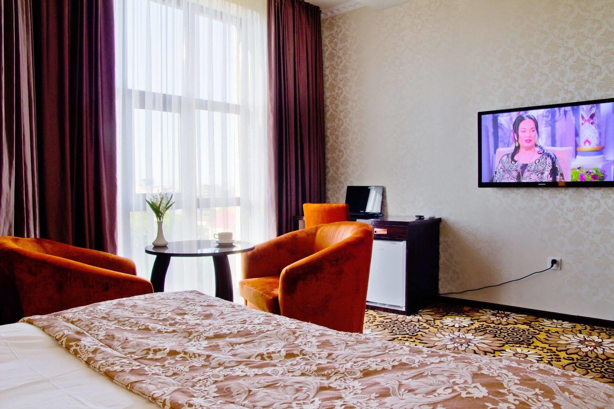Discovery Hotel Biskek Kültér fotó