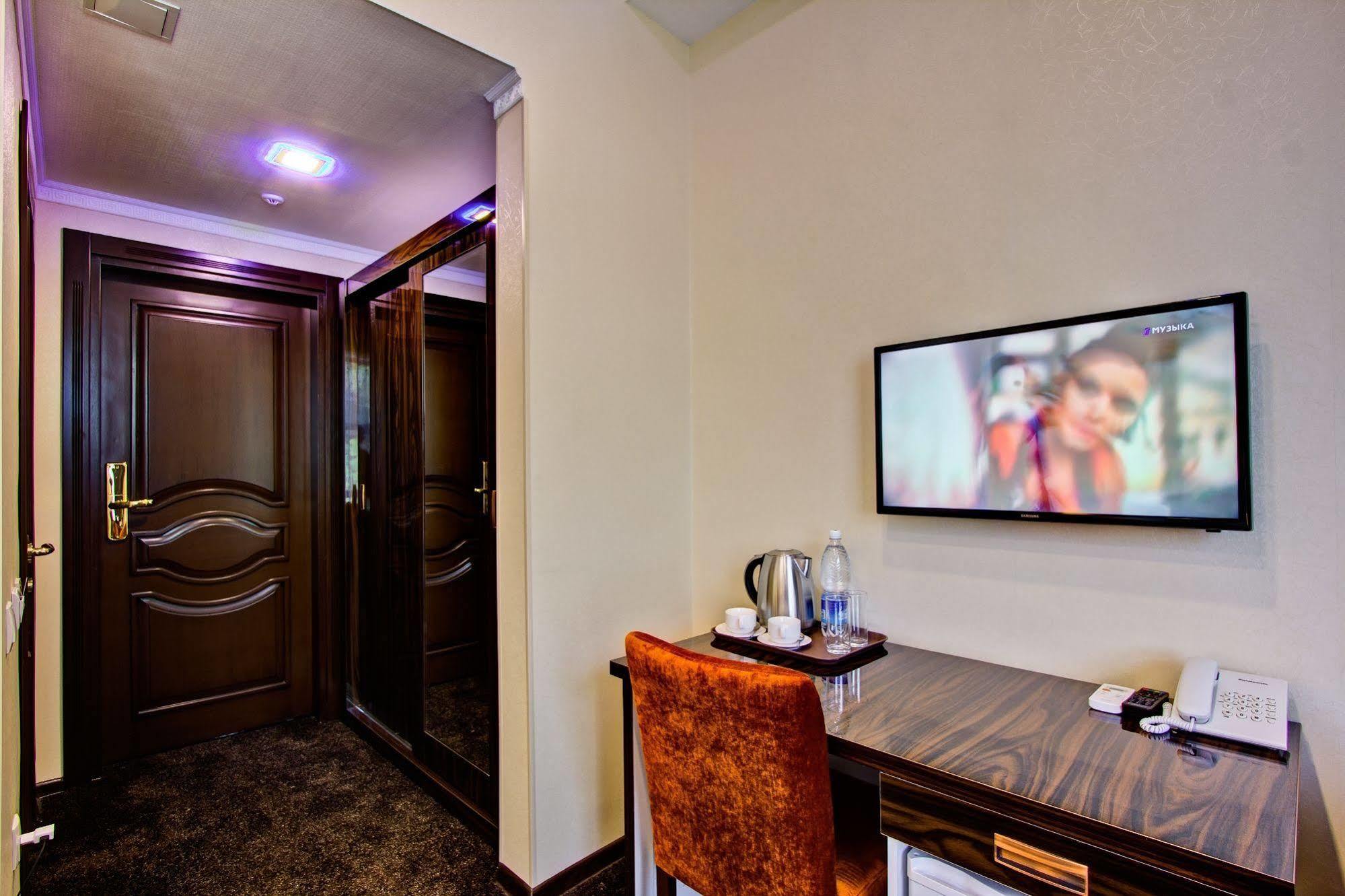 Discovery Hotel Biskek Kültér fotó