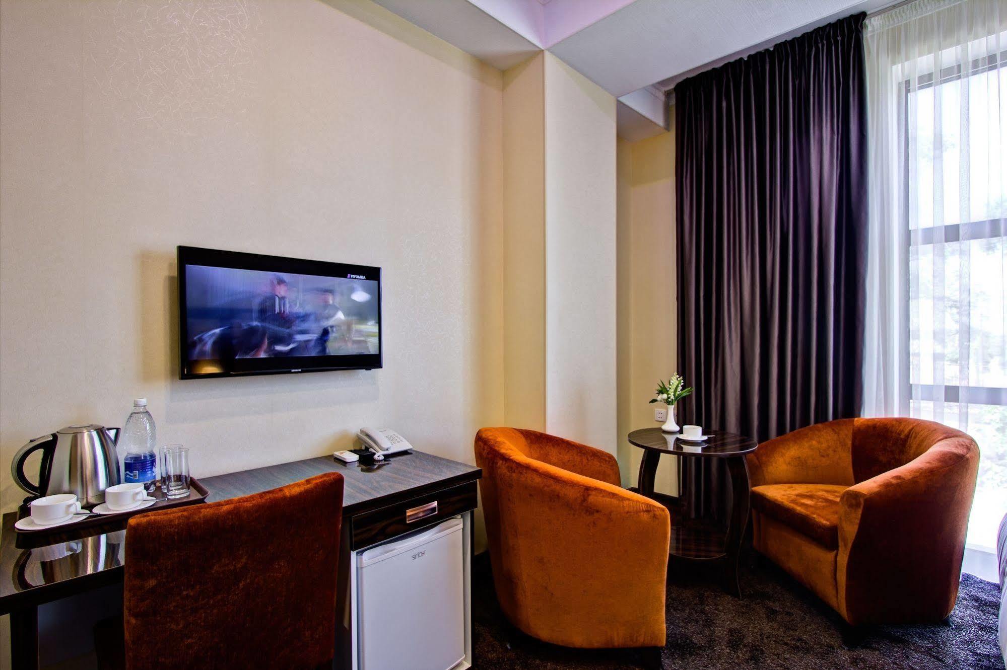 Discovery Hotel Biskek Kültér fotó