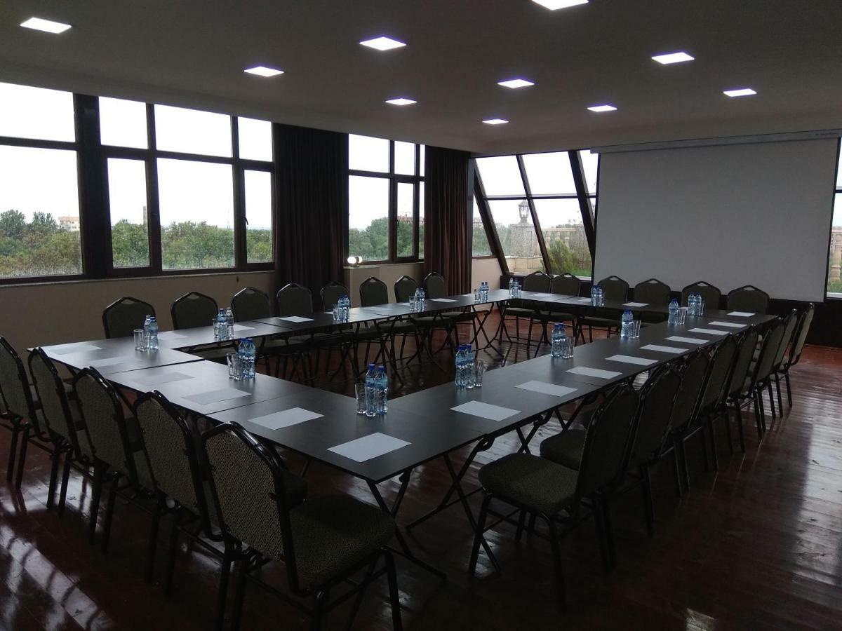 Discovery Hotel Biskek Kültér fotó
