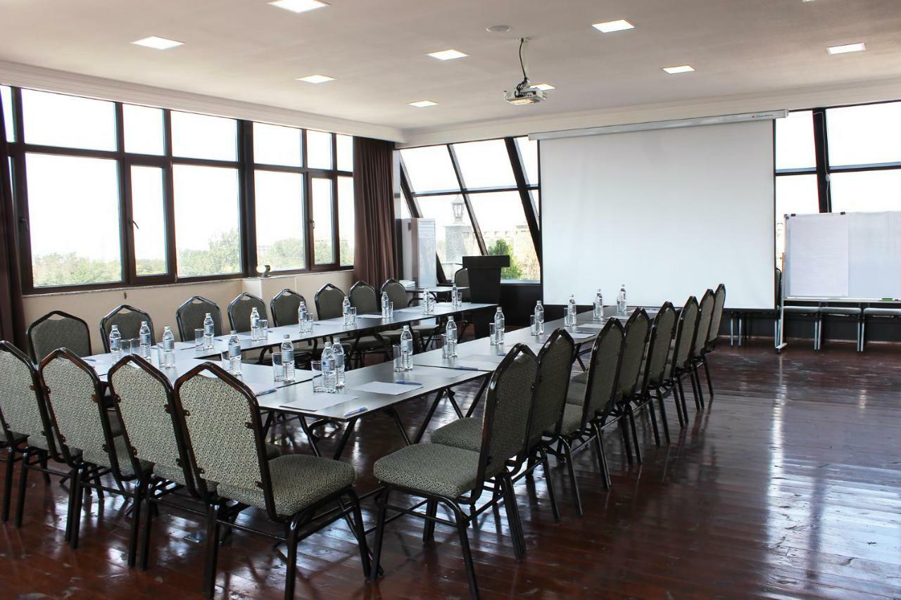 Discovery Hotel Biskek Kültér fotó