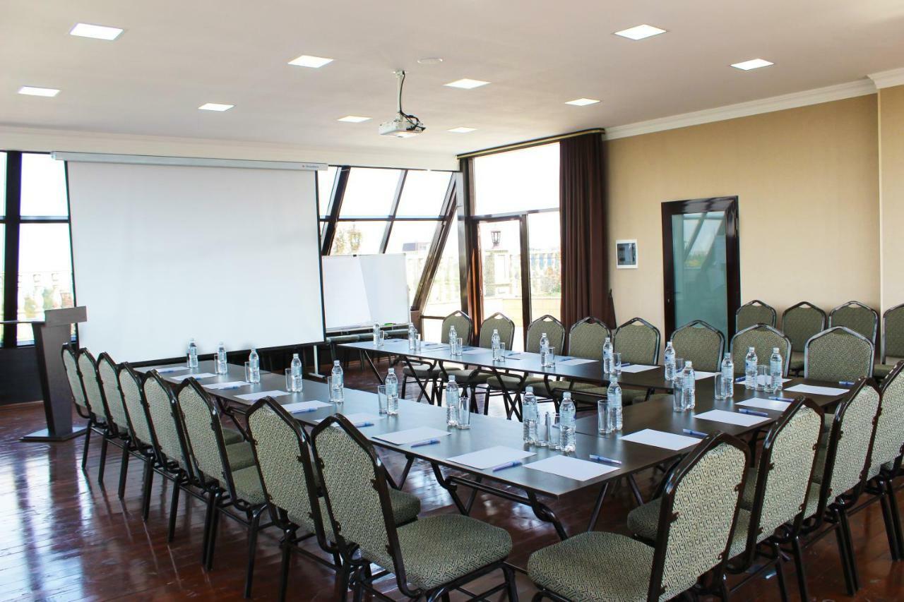Discovery Hotel Biskek Kültér fotó